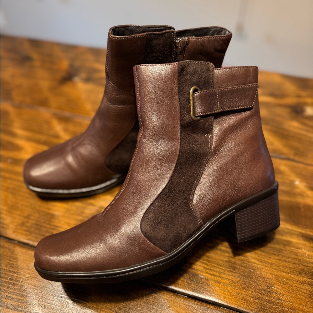 Clarks bown suede leather booties ankle booties womens 8W. Lightly worn.